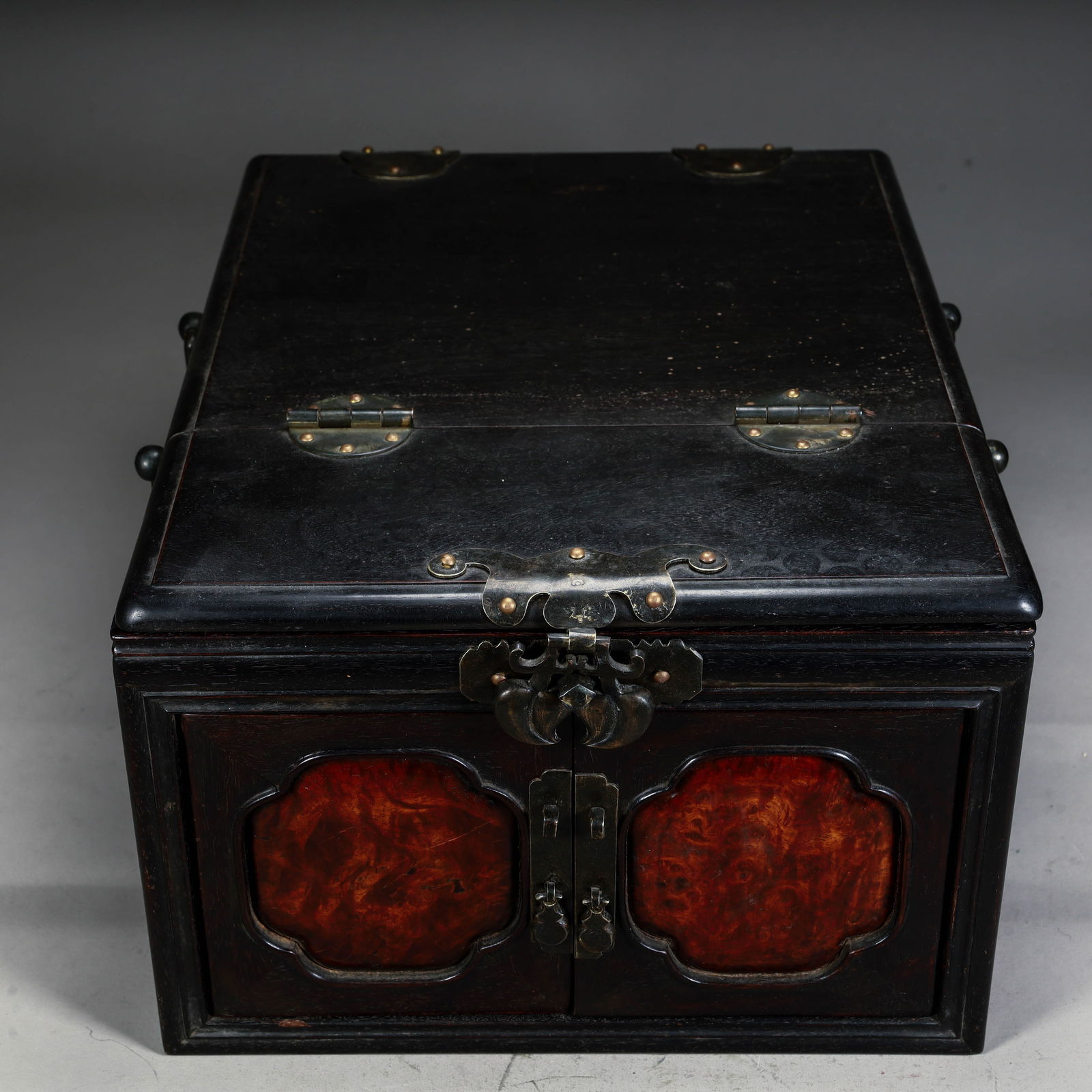 A Qing Dynasty rosewood inlaid gall jewelry box: Qing Dynasty rosewood inlaid gall wood jewelry box Size:H:16cm L: 31.5cm W:26cm W:4.4kg (The Dimensions Of All Batches Are Manually Measured.If You Need More Detailed Information,