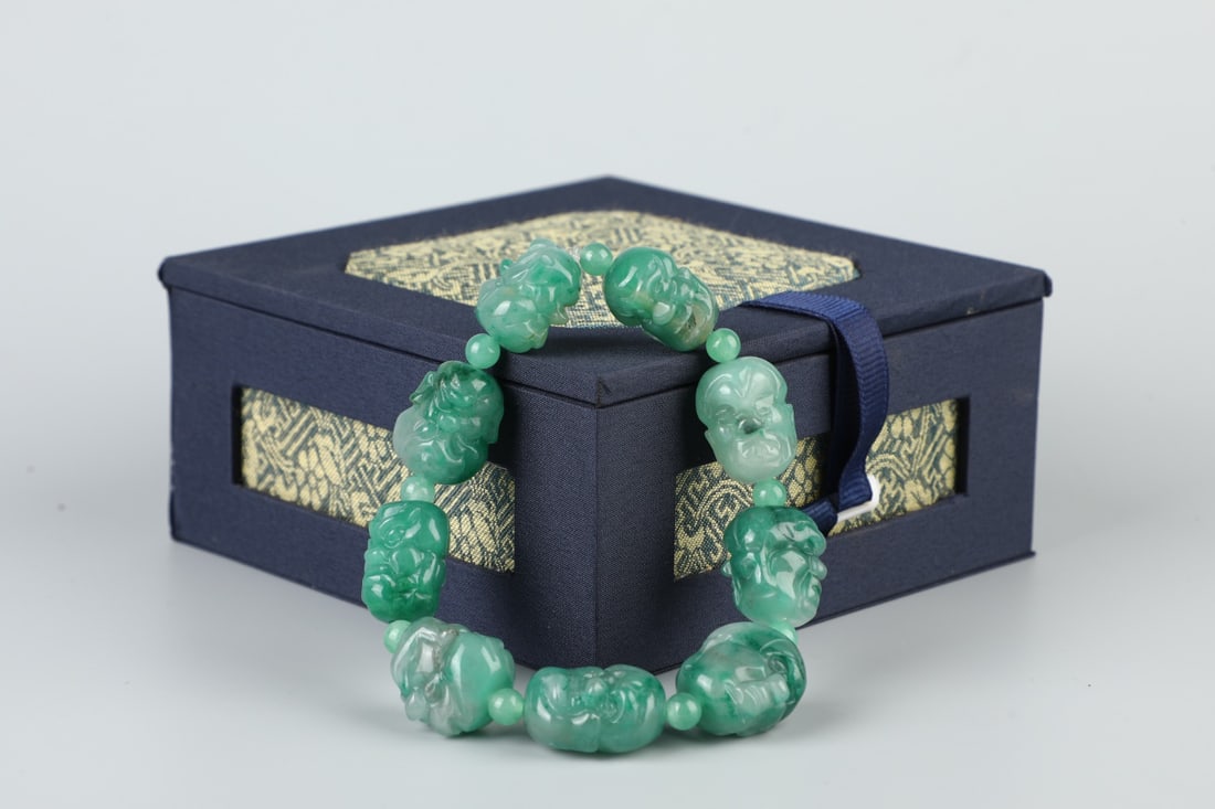 A beautiful jade bracelet - 2