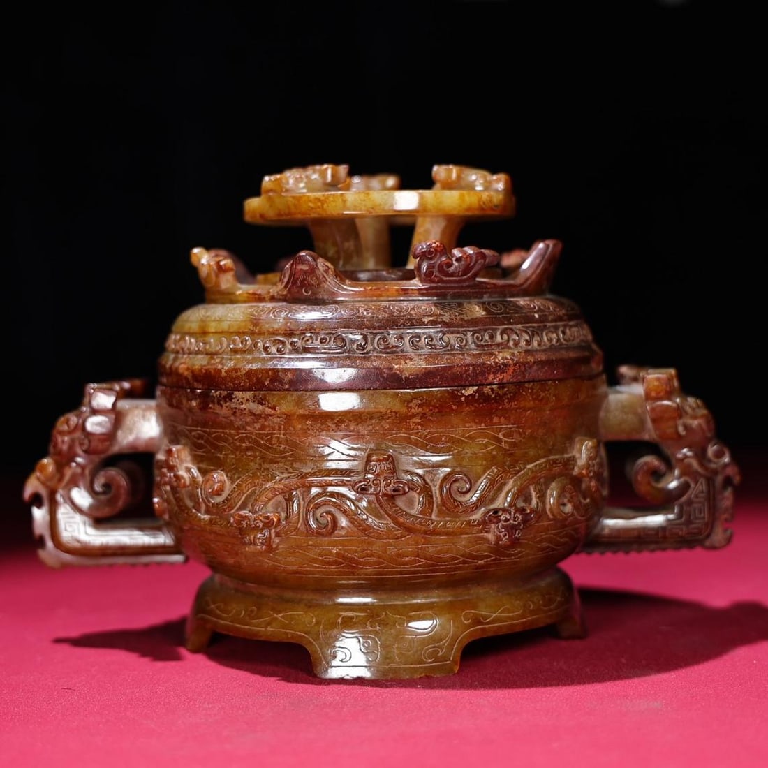 A beautiful Hetian jade birth pit full of soil and red utensils: Exquisite Hetian jade pits are full of soil and red utensils Size:220126x136mmW:1266g (The Dimensions Of All Batches Are Manually Measured.If You Need More Detailed Information,