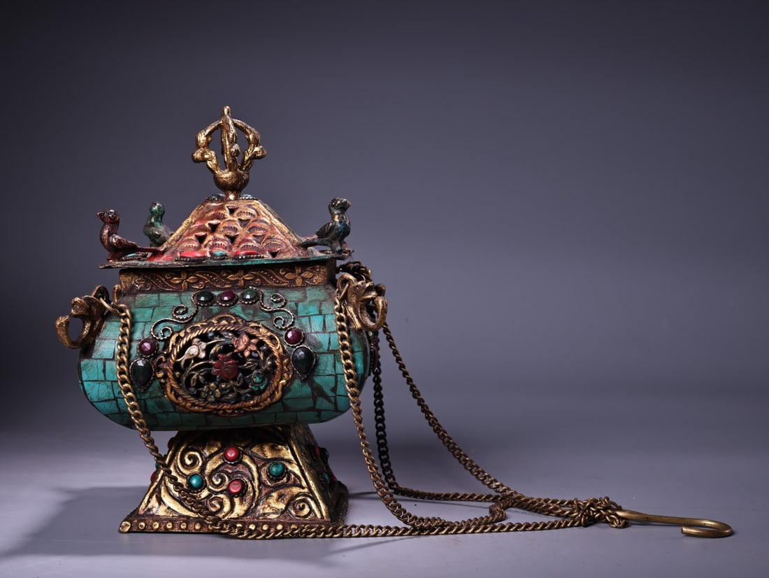 A fine pure copper-inlaid gemstone-painted gilded hanging incense burner: Exquisite pure copper inlaid gemstone painted gilded hanging incense burner Size:H:15cm W:11cm W:0.57kg (The Dimensions Of All Batches Are Manually Measured.If You Need More