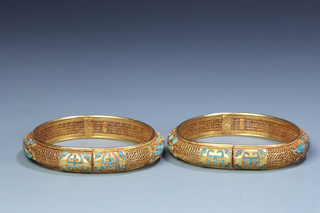 A Qing Dynasty silver-gilt filigree dotted emerald eight immortals pattern opening bracelet: Qing Dynasty silver-gilt filigree dotted emerald eight immortals pattern opening bracelet Size: W:0.06kgOutside7.0cmx7.4cmxlnside diameter:6.1cmx5.7cm (The Dimensions Of All Batches