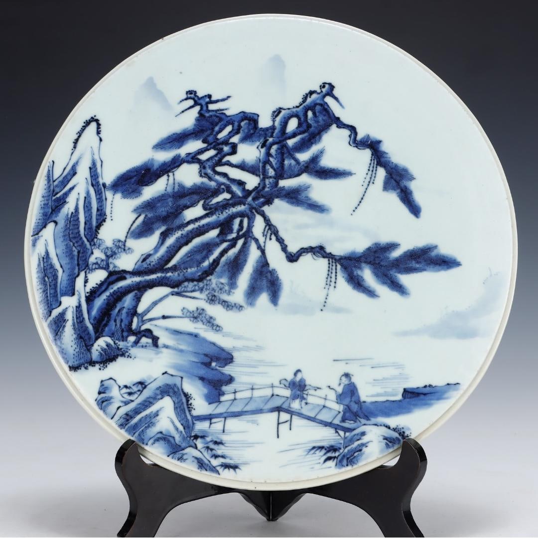 A porcelain plate of landscape figures made in the Qianlong period of the Qing Dynasty: Qing Dynasty Qianlong year system landscape figure porcelain plate Size:H:1.2cmBelly diameter28.5cm (The Dimensions Of All Batches Are Manually Measured.If You Need More Detailed