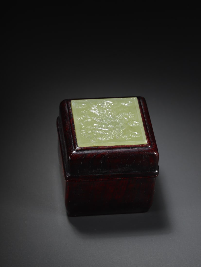 A beautiful rosewood inlaid topaz dragon pattern finger box: Exquisite rosewood inlaid topaz dragon pattern finger box Size: W:0.155kg6.0cmx6.0cmx6.0cm (The Dimensions Of All Batches Are Manually Measured.If You Need More Detailed Information, Please Contact Ou