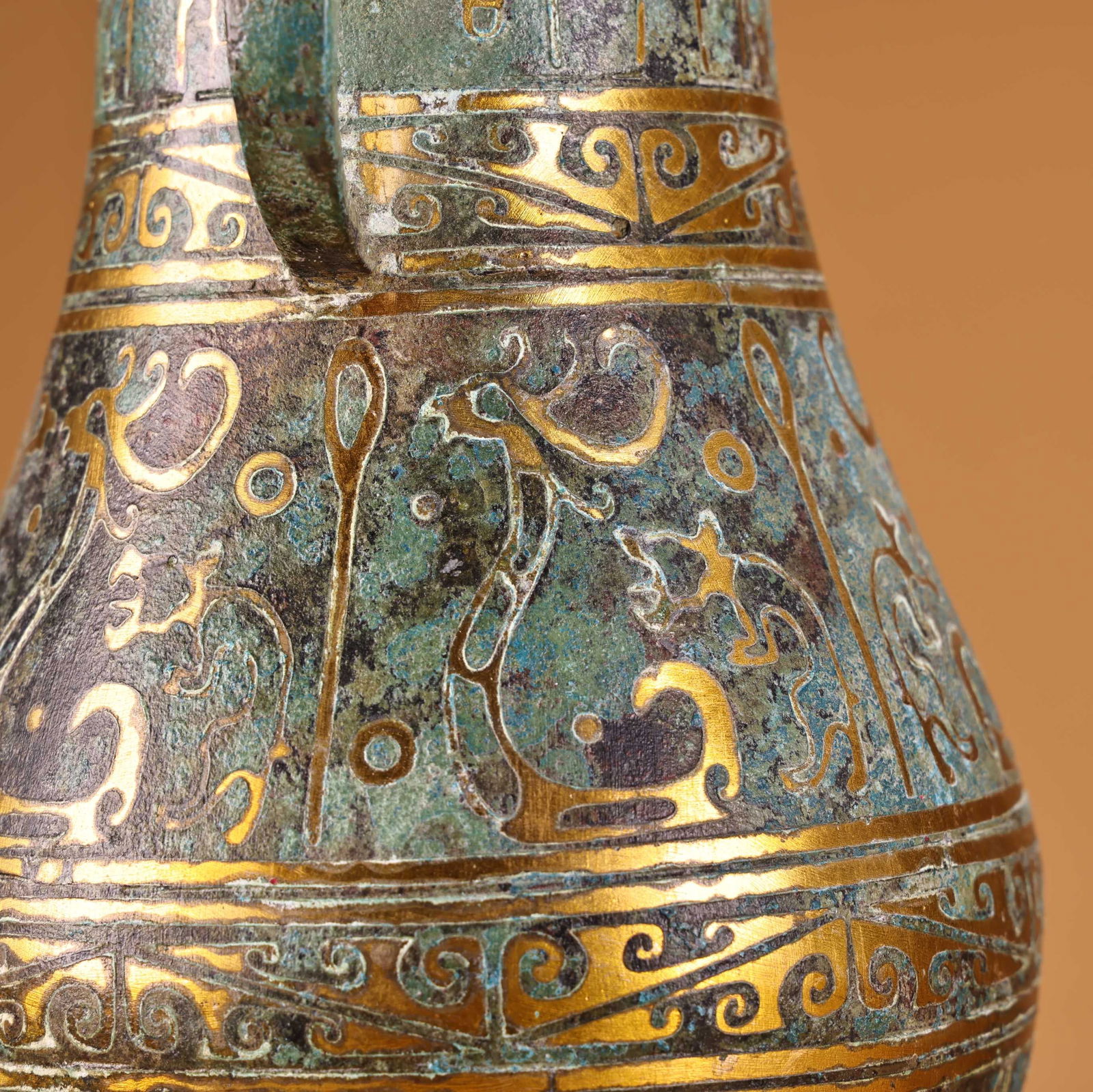 A fine bronze gold vase - 11