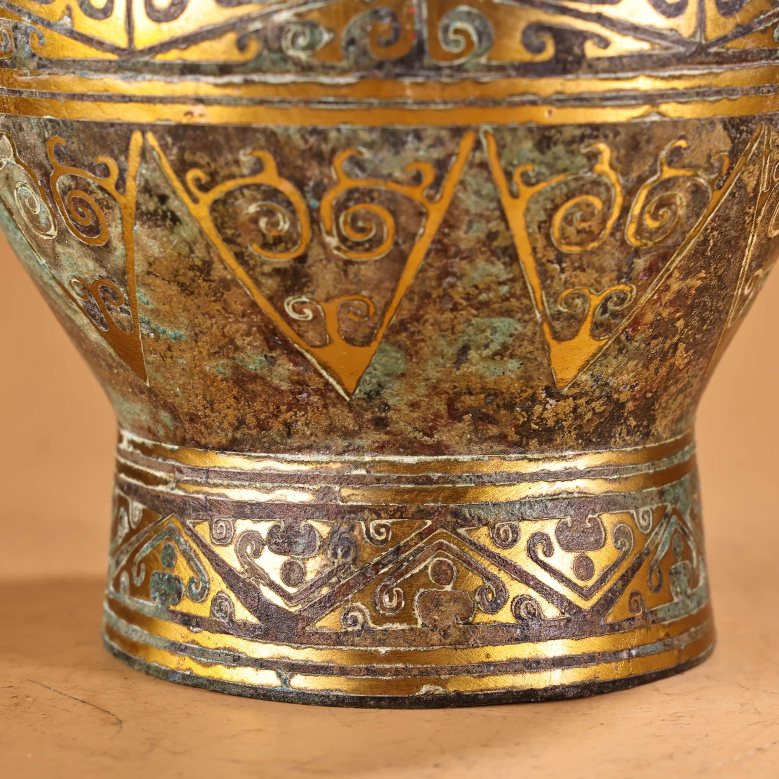 A fine bronze gold vase - 6
