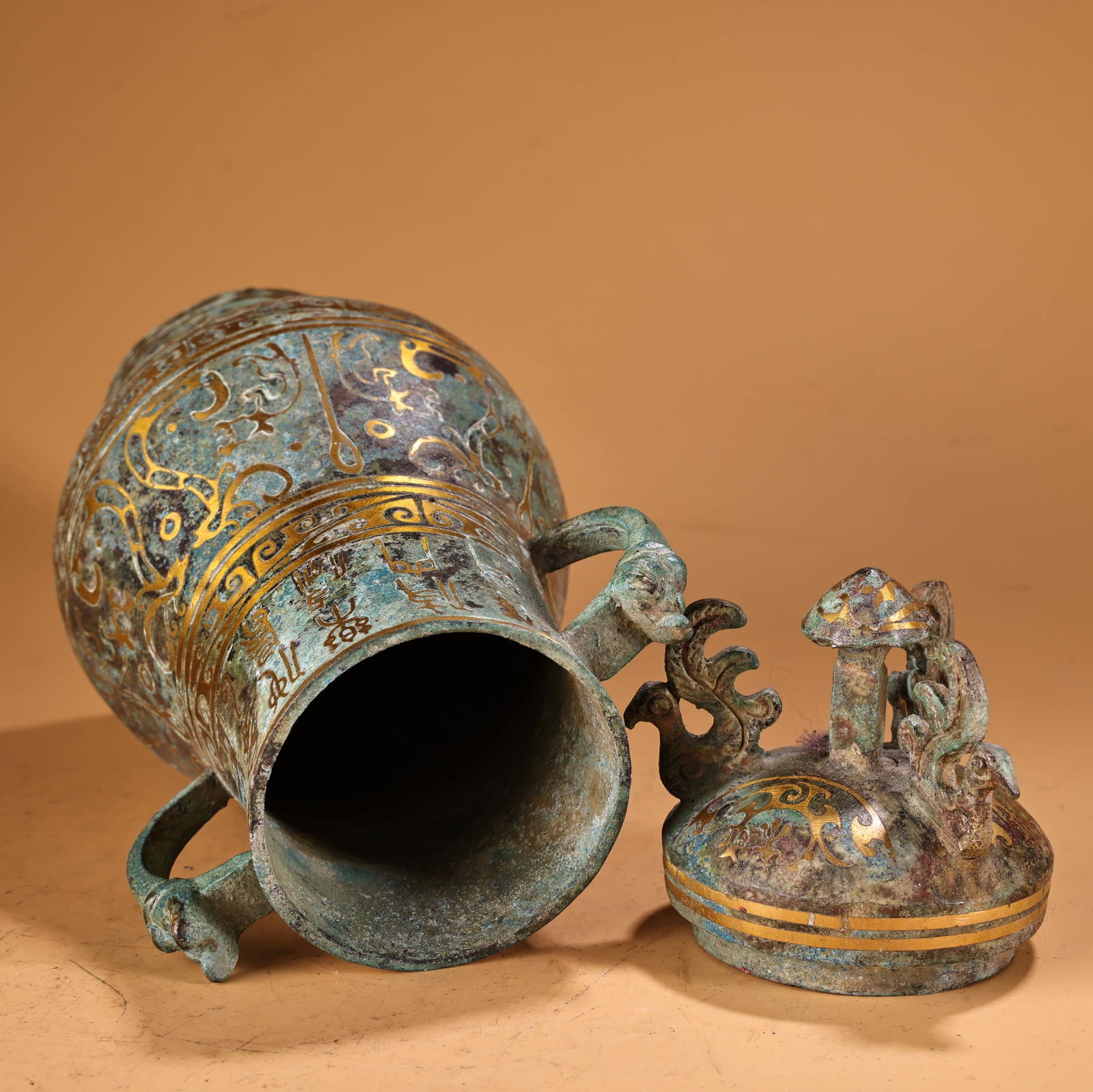 A fine bronze gold vase - 8