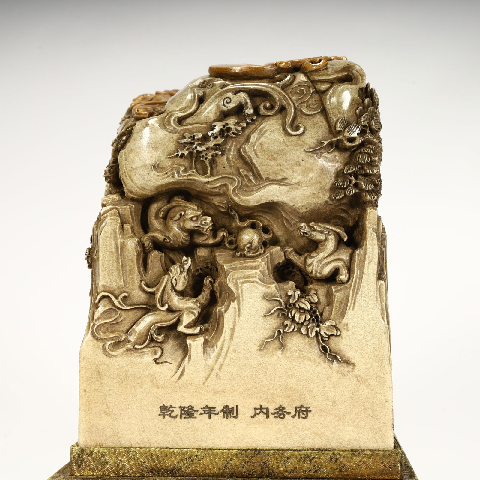 A seal of the Shoushan stone landscape auspicious beast pattern of the Qing Dynasty: Qing Dynasty's Shoushan stone landscape auspicious beast pattern seal Size:H:15cm L: 10.5cm W:10.5cm W:3.4kg (The Dimensions Of All Batches Are Manually Measured.If You Need More