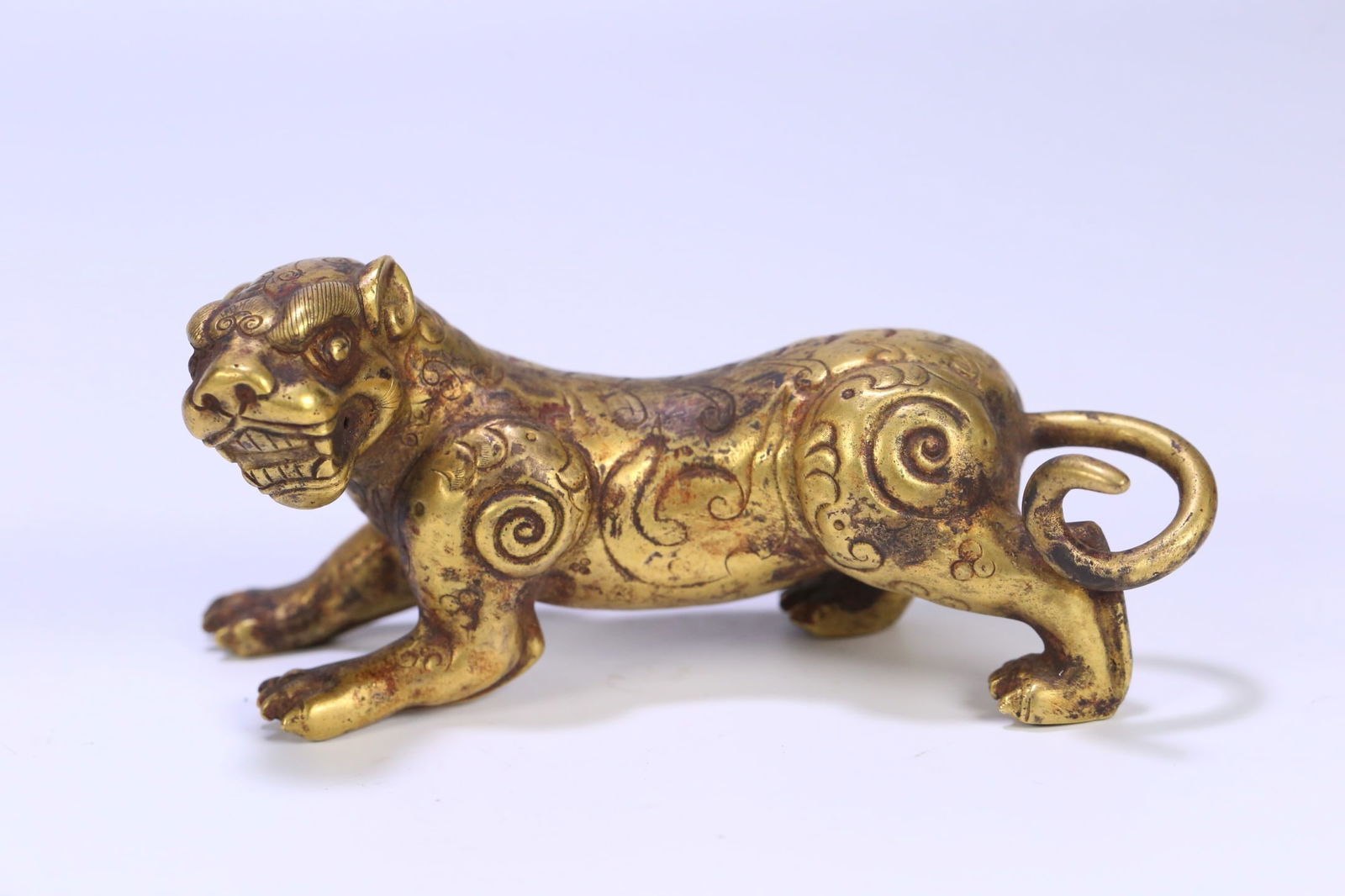A beautiful copper-gilt white tiger ornament: Exquisite copper gilt white tiger ornament Size: W:0.3947kg14.1cmx4.8cmx6.3cm (The Dimensions Of All Batches Are Manually Measured.If You Need More Detailed Information, Please