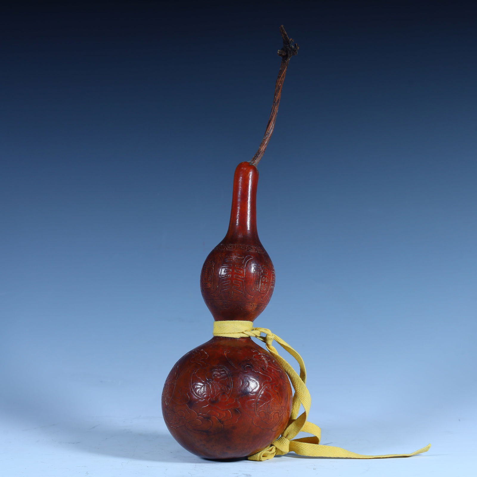 A Qing Dynasty carved Fushou patterned gourd: The Qing Dynasty's carved Fushou patterned gourd Size:H:28cm W:8cm W:60.7g (The Dimensions Of All Batches Are Manually Measured.If You Need More Detailed Information, Please Contact