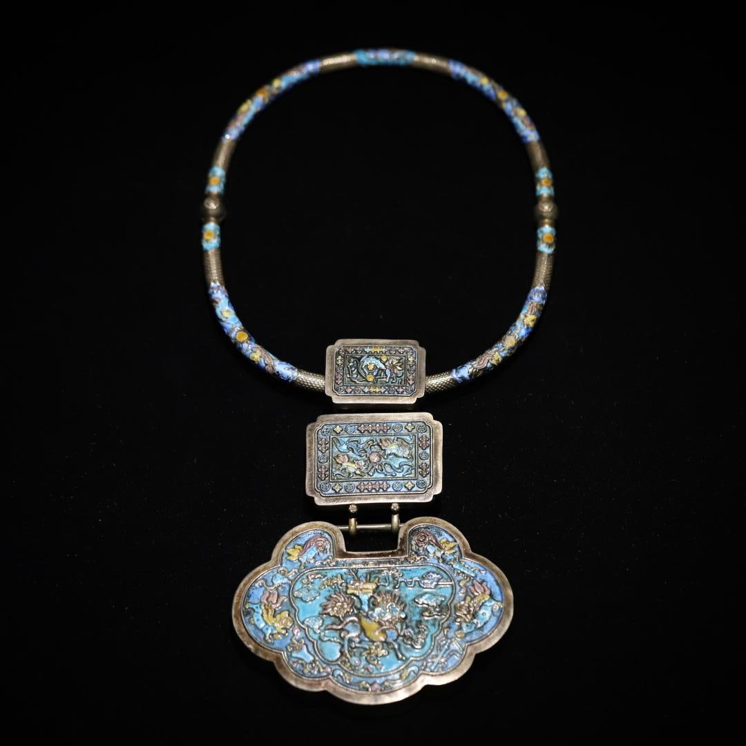 A Qing Dynasty silver burnt blue character story pattern collar lock: Qing Dynasty silver burnt blue character story pattern collar lock Size: W:0.4514kgL:39cmx17cm (The Dimensions Of All Batches Are Manually Measured.If You Need More Detailed