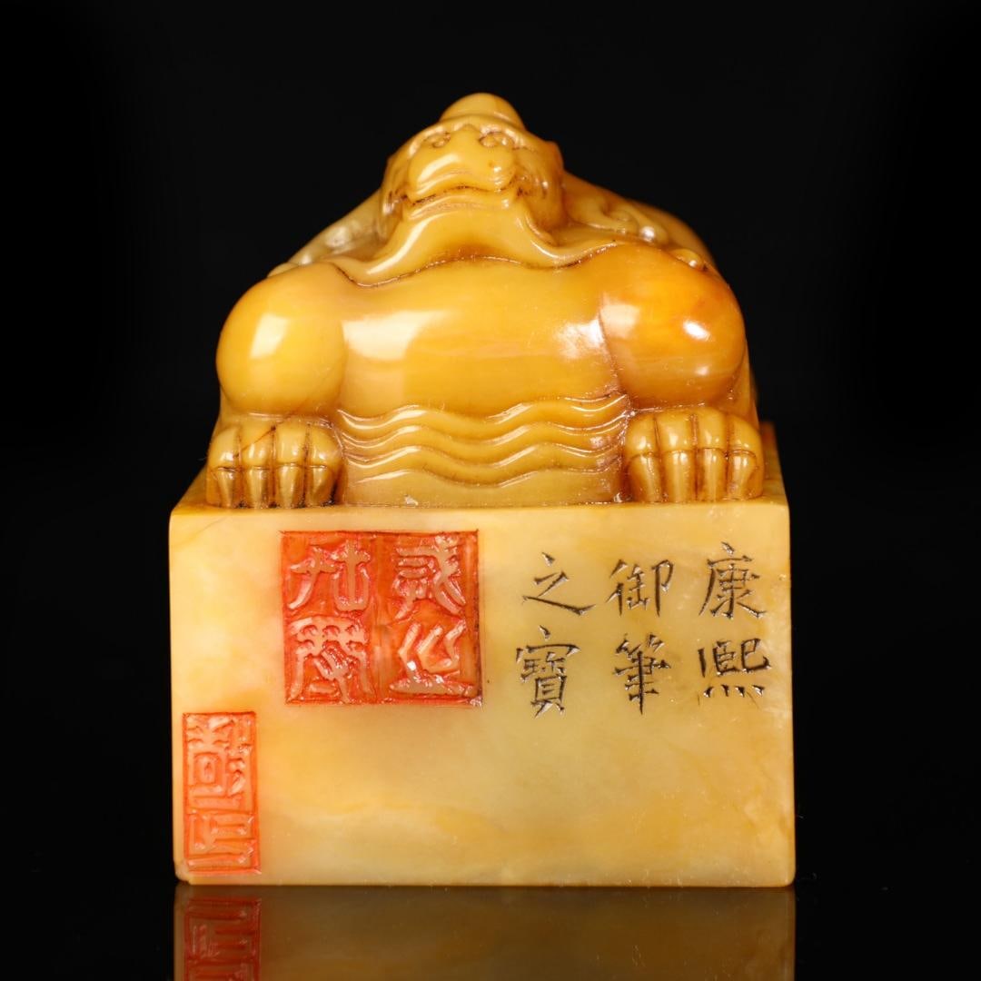A fine piece of Shoushan Tian Huang Kangxi Emperor: Exquisite Shoushan Tian Huang Kangxi Emperor Size:H:7cmW:5.5cmW:0.452kg (The Dimensions Of All Batches Are Manually Measured.If You Need More Detailed Information, Please Contact