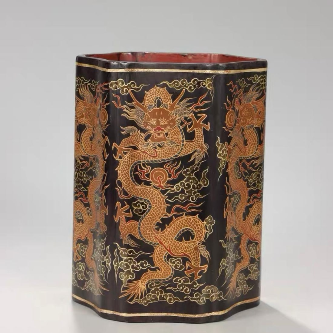 A hand-painted dragon pattern pen holder made in the Qianlong period of the Qing Dynasty: Qing Dynasty Qianlong year made of wooden tire lacquered gold hand-painted dragon pattern pen holder Size:0.445kgH:18.5cmW:14cm (The Dimensions Of All Batches Are Manually