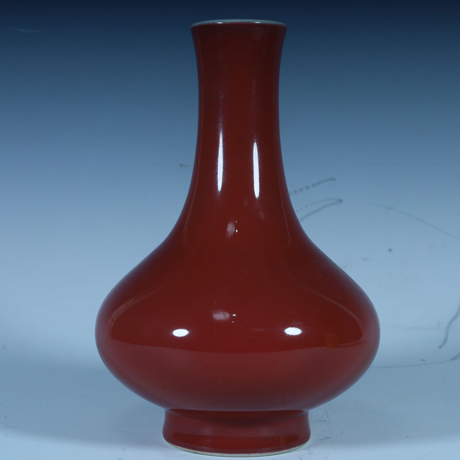 A red-glazed vase from the Qianlong period of the Qing Dynasty: A red glaze vase made in the Qianlong period of the Qing Dynasty Size:H:41cm L: 23cm W:23cm (The Dimensions Of All Batches Are Manually Measured.If You Need More Detailed Information, Please Contact O