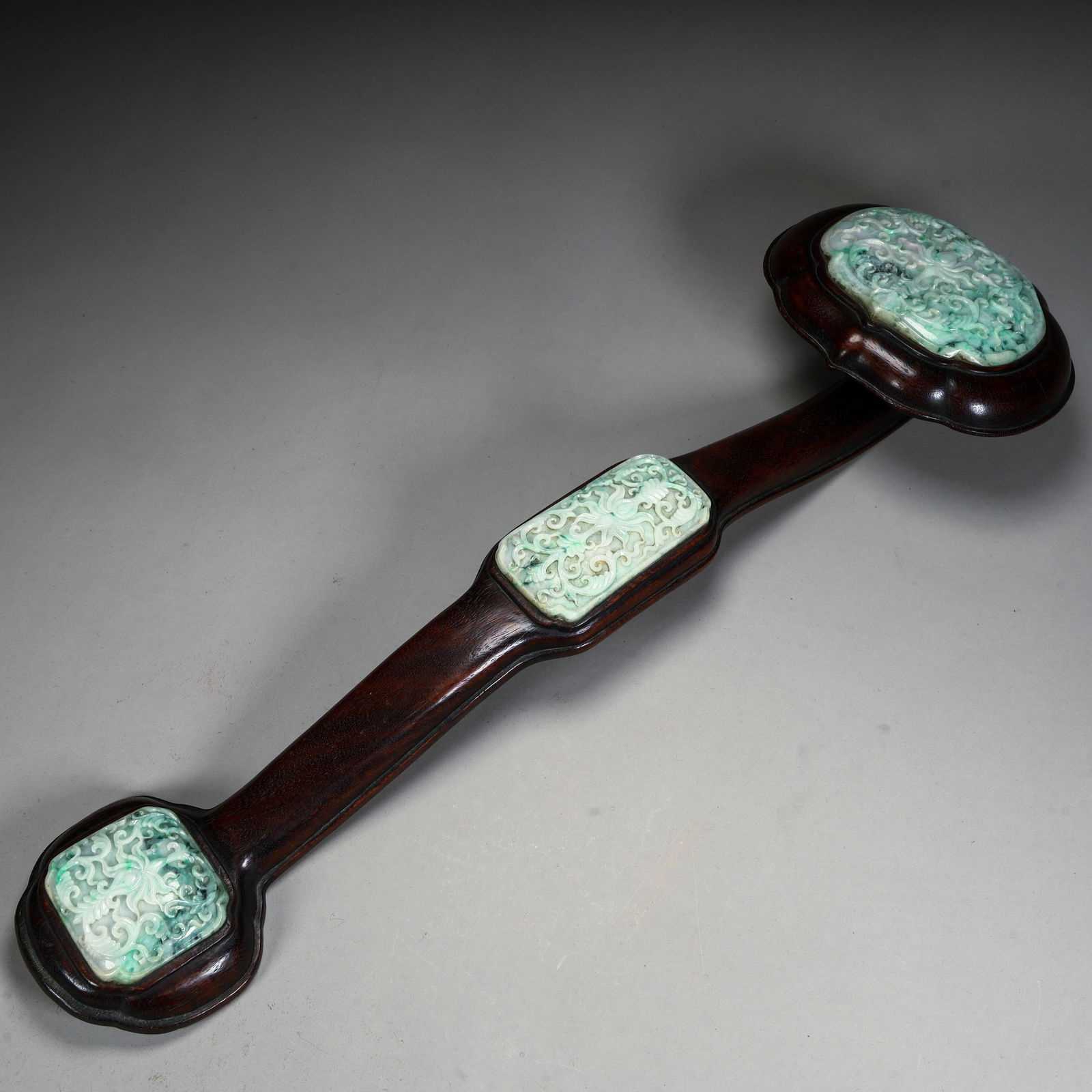 A mahogany inlaid jade ruyi from the Qing Dynasty: The mahogany inlaid jade ruyi of the Qing Dynasty Size:H:7cm L: 45cm W:13cm W:726g (The Dimensions Of All Batches Are Manually Measured.If You Need More Detailed Information,