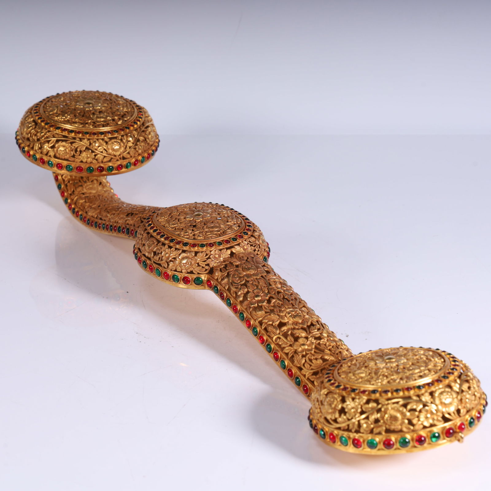 A beautiful piece of copper gilt inlaid with multiple treasures: Exquisite copper gilt inlaid with many treasures Size:50x12x9cmW: 1000g (The Dimensions Of All Batches Are Manually Measured.If You Need More Detailed Information, Please Contact