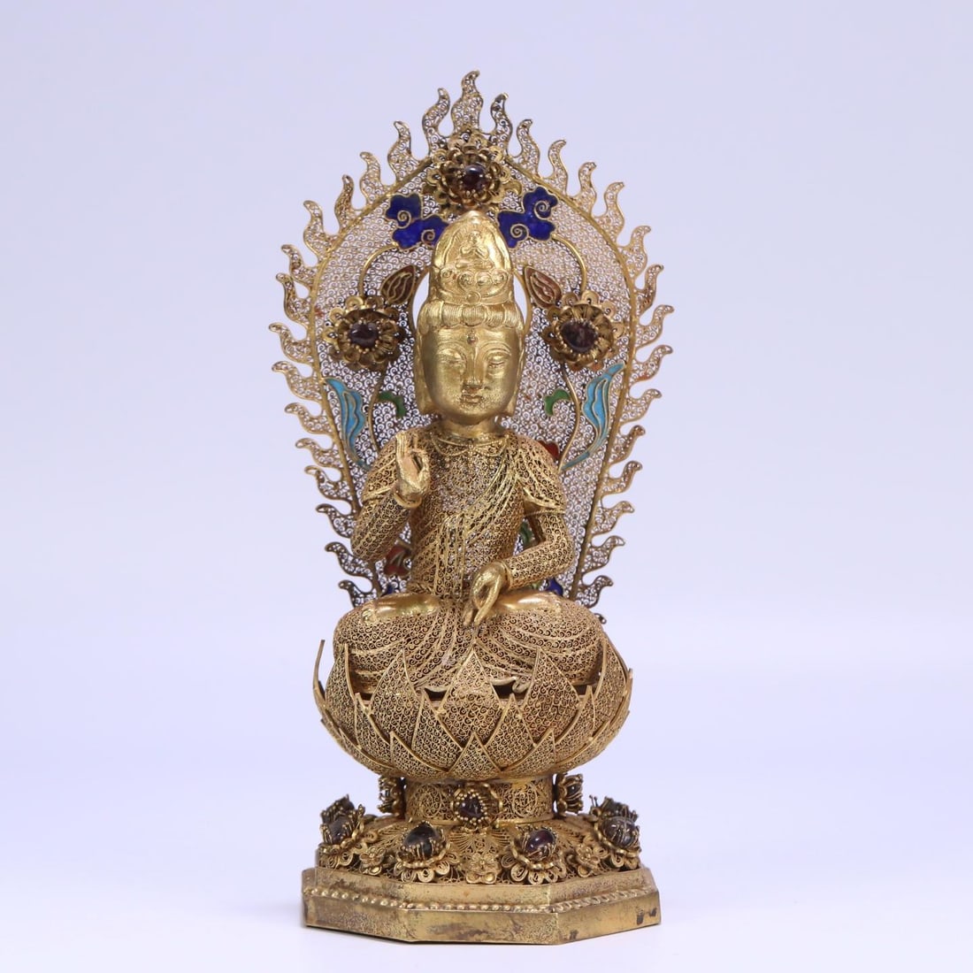 A silver-gilt filigree inlaid tourmaline Guanyin statue from the Qing Dynasty: The silver-gilt filigree of the Qing Dynasty is inlaid with tourmaline Guanyin statues Size: W:0.6924kg20.3cmx10cmx10cm (The Dimensions Of All Batches Are Manually Measured.If You