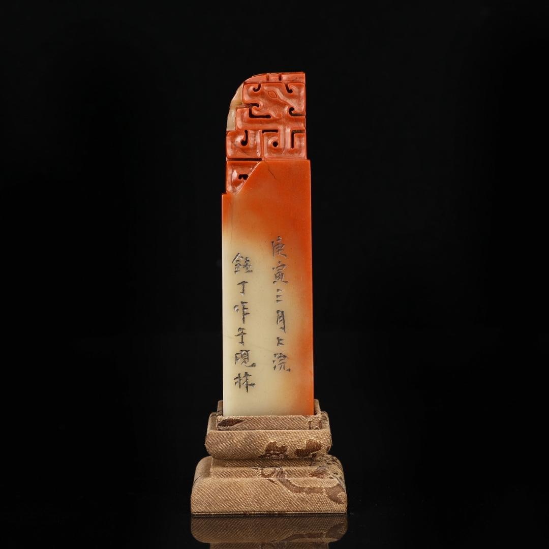 A fine Shoushan stone carved seal: Exquisite Shoushan stone carving seal Size:H:11.5cmW:2.5cmW:0.23kg (The Dimensions Of All Batches Are Manually Measured.If You Need More Detailed Information, Please Contact Our