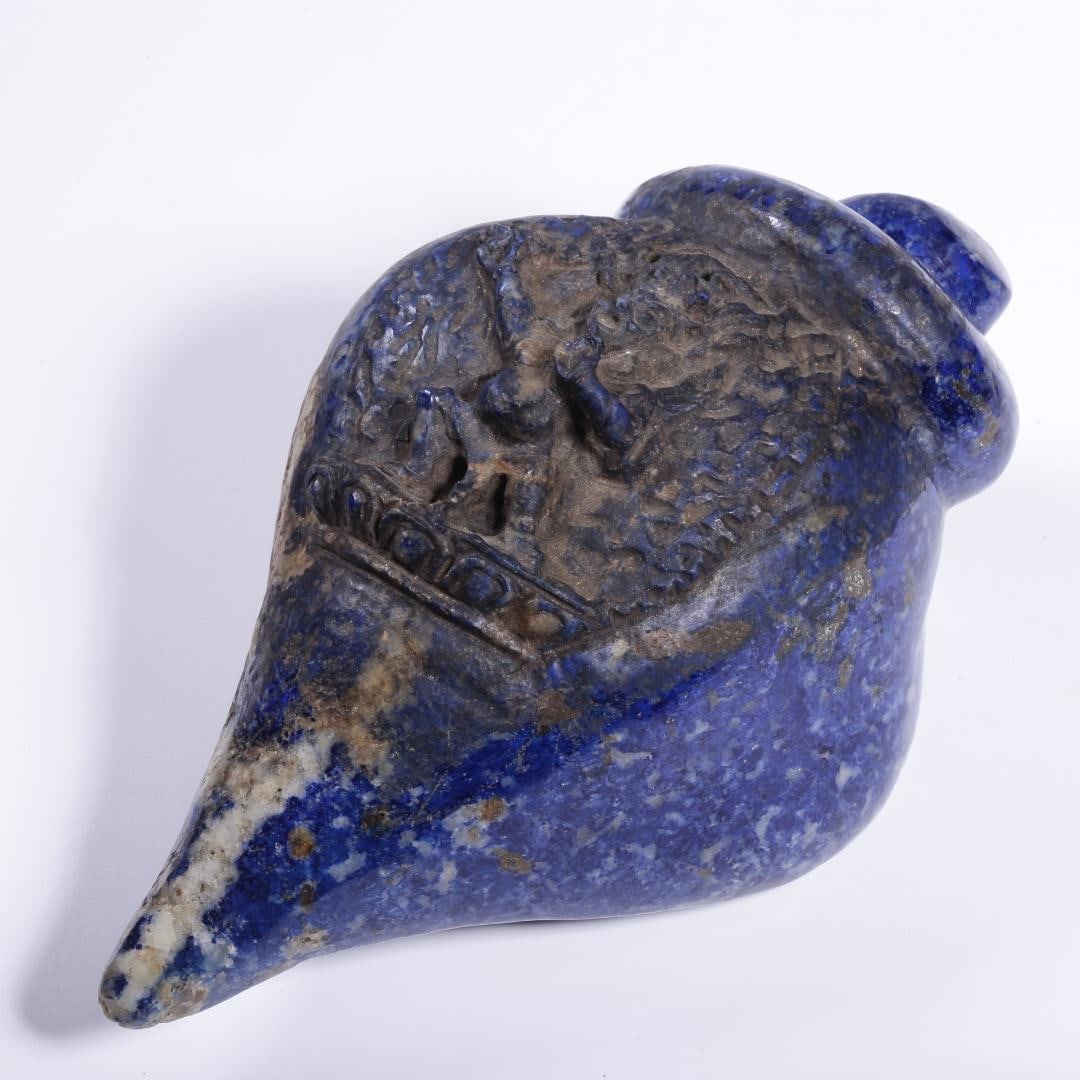 A lapis lazuli carved large black sky diamond conch from the Qing Dynasty: Qing Dynasty lapis lazuli carving of the Great Black Sky Vajra Conch Size:H:17cm L: 10cm W:8cm W:1.074kg (The Dimensions Of All Batches Are Manually Measured.If You Need More
