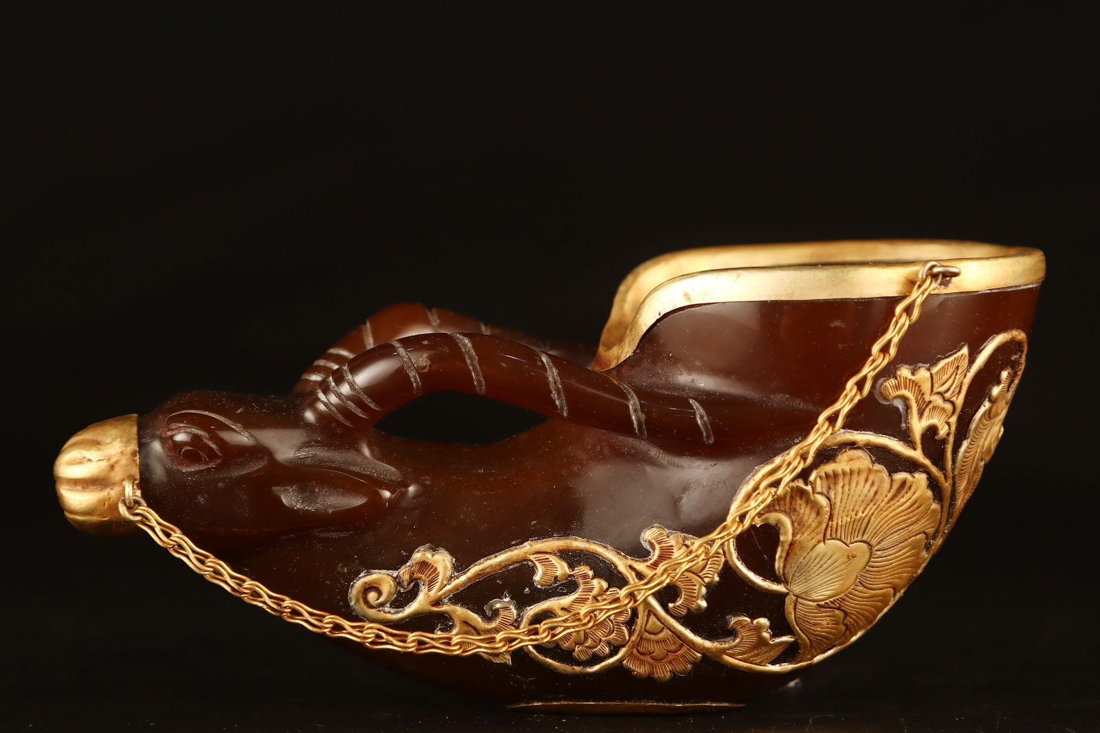 A gold-clad agate croissant cup from the Warring States period: Warring States period gold-clad agate croissant Size:H:6.5cm W:14.5cm W:0.302kg (The Dimensions Of All Batches Are Manually Measured.If You Need More Detailed Information, Please