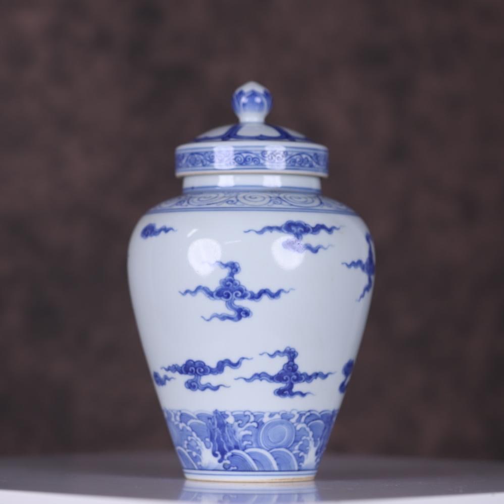 A blue and white auspicious cloud sea pattern lid jar made in the Chenghua year of the Ming Dynasty: The blue and white auspicious cloud sea pattern lid jar made in the Chenghua year of the Ming Dynasty Size:H:20x11.5cm (The Dimensions Of All Batches Are Manually Measured.If You