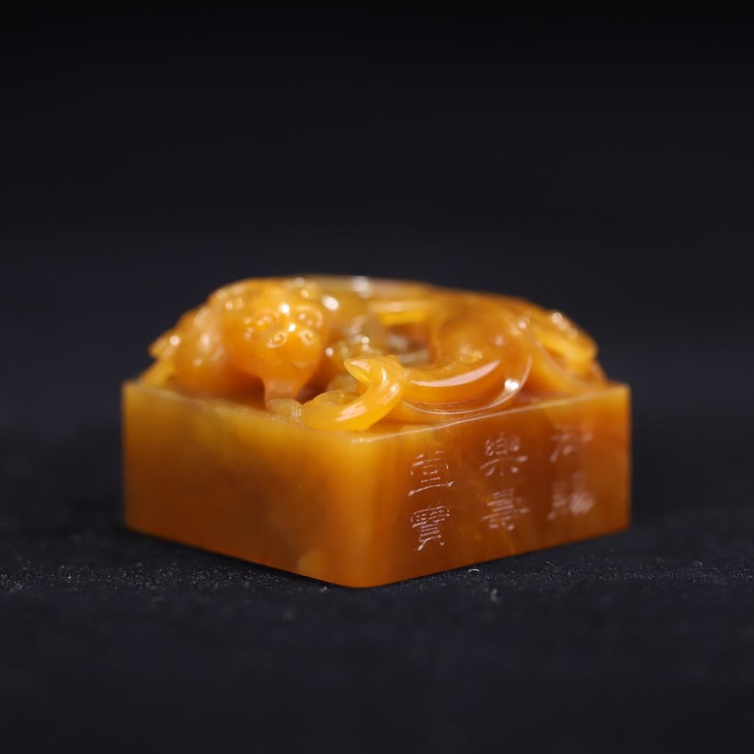 A Qing Dynasty imperial gift of the Leshou Hall treasure Tian Huang dragon button seal: The Qing Dynasty's imperial gift of the Leshou Hall treasure model Tian Huang Chilong button seal Size:H:3.15cmW:4.5cmT:4.65cmW:0.1272kg (The Dimensions Of All Batches Are Manually