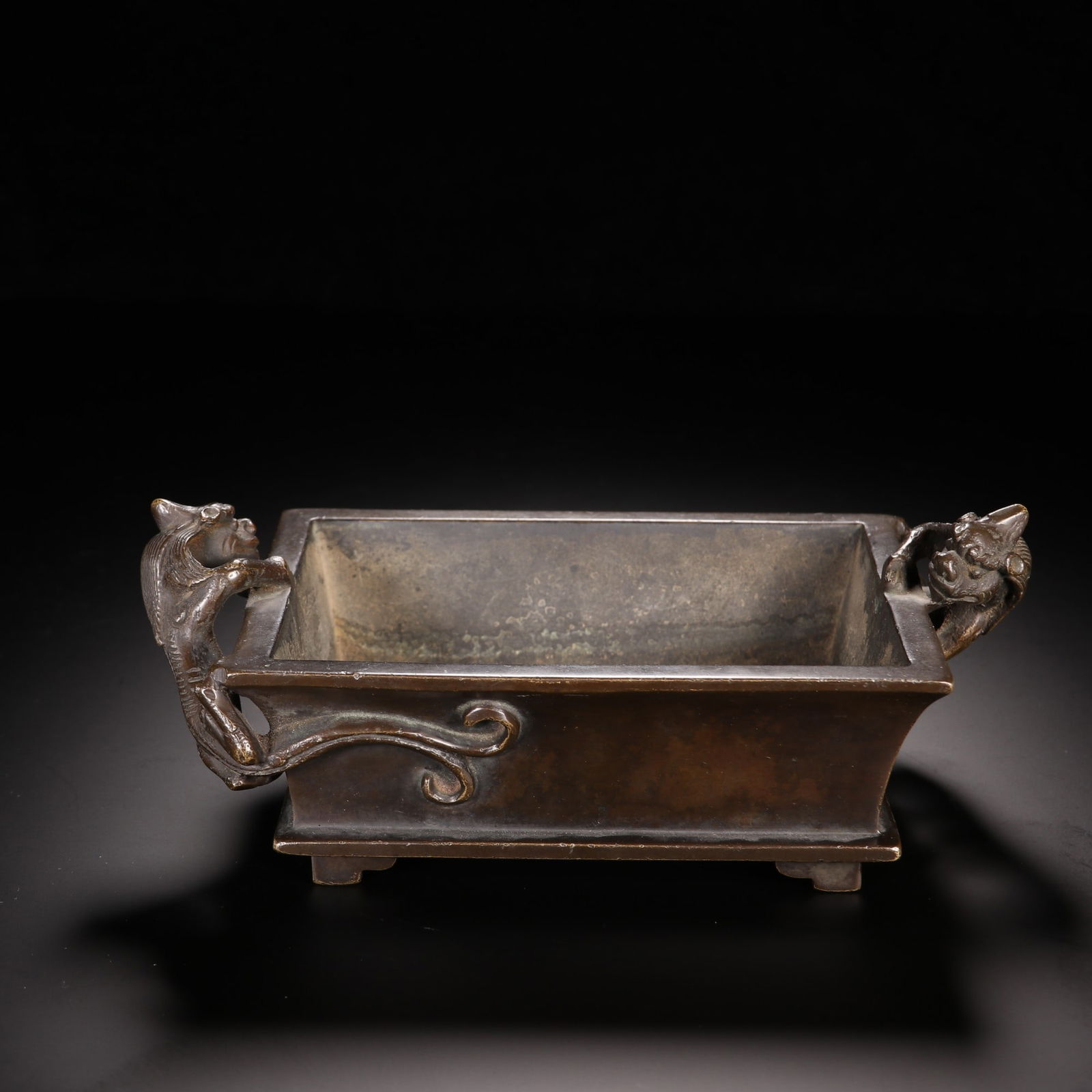 A square incense burner with copper tires and double dragon ears from the Ming Dynasty: Ming Dynasty copper-tired double-eared square incense burner Size:1.3845kgH:6.5cmW:19cm (The Dimensions Of All Batches Are Manually Measured.If You Need More Detailed Information,