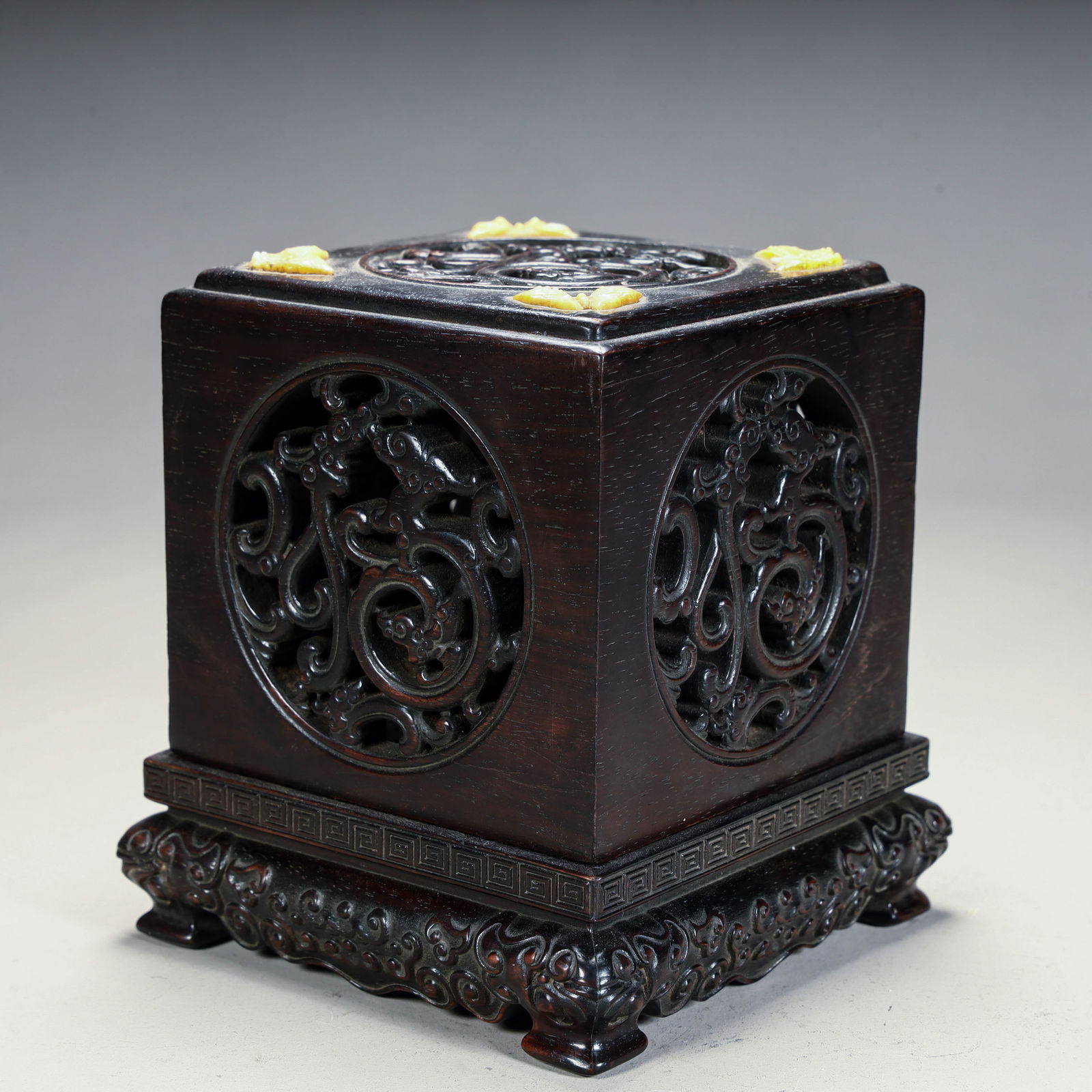 A Qing Dynasty rosewood hollow Fu character pattern aromatherapy box: Qing Dynasty rosewood hollow blessing pattern aromatherapy box Size:L: 11cm W:10cm H:10cm W:302g (The Dimensions Of All Batches Are Manually Measured.If You Need More Detailed Information, Please Cont