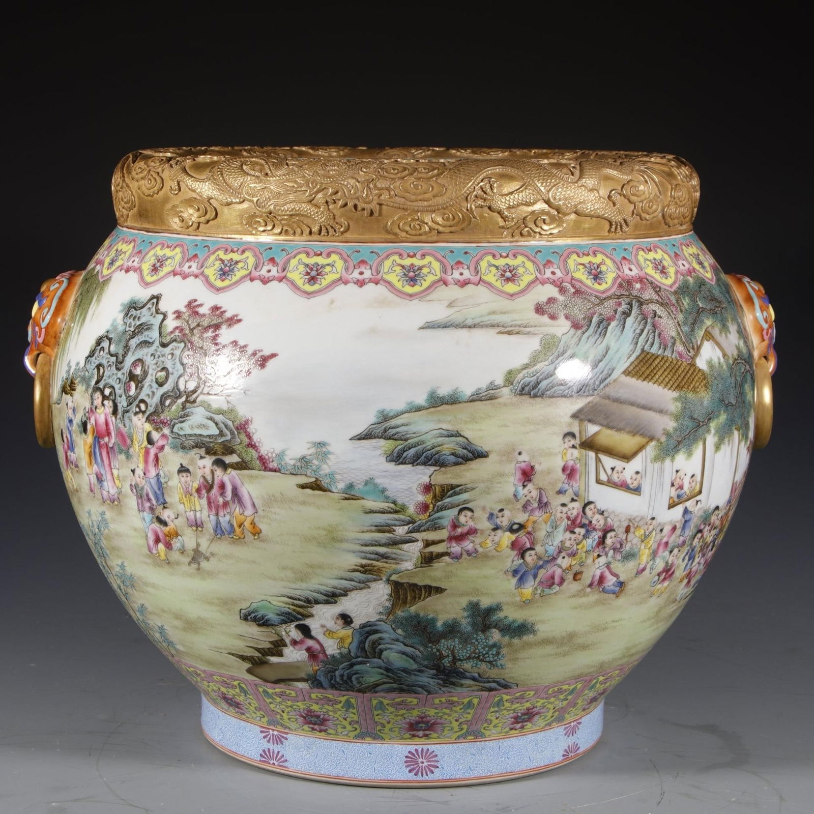 A carved lion-headed dragon gold ground hundred seed jars made in the Qianlong period of the Qing: Qing Dynasty Qianlong year carved lion-headed dragon gold ground hundred seed jars Size:H:34cmCalibre:33cmBottom:32cm (The Dimensions Of All Batches Are Manually Measured.If You Need More Detailed Inf