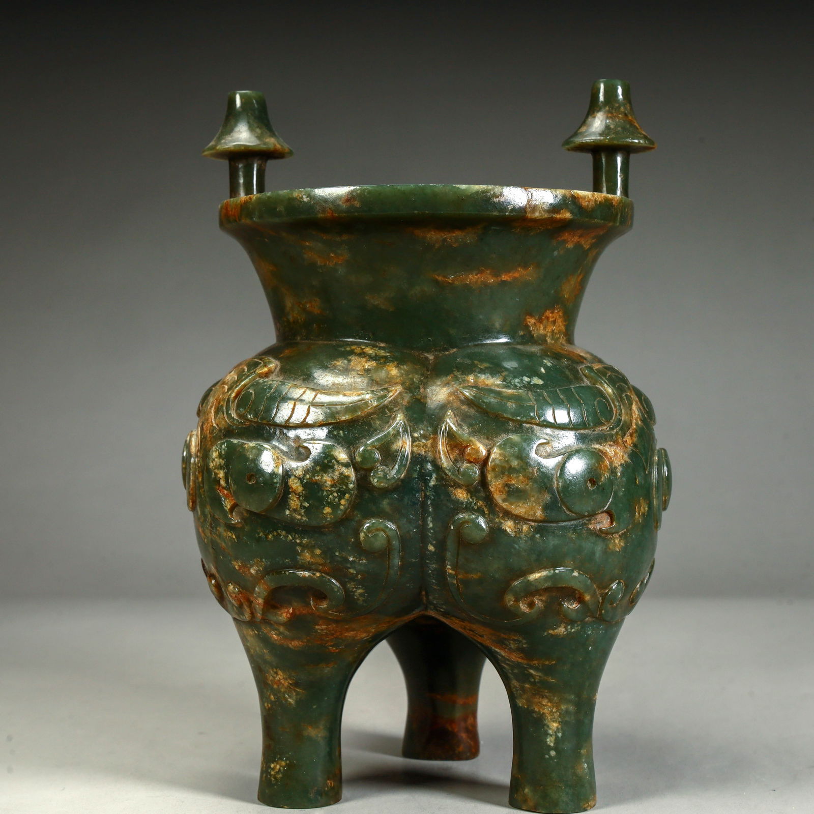 A three-legged cauldron-style incense burner with a pattern of ancient jade and beast face patterns: Qing Dynasty's ancient jade beast face pattern three-legged tripod incense burner SIZE:H:18cm L: 12cm W:12cm W:1184g (The Dimensions Of All Batches Are Manually Measured.If You