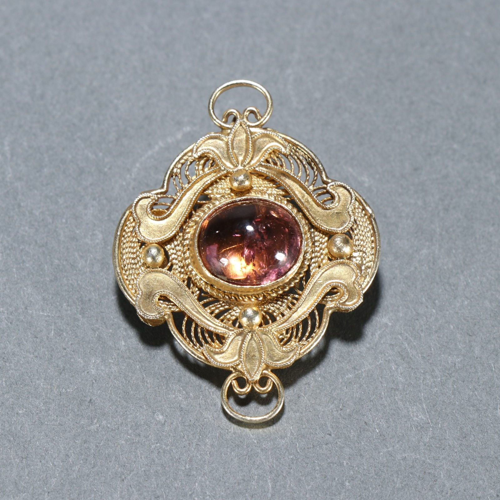 A silver-gilt tourmaline back cloud from the Qing Dynasty: The silver-gilt tourmaline back cloud of the Qing Dynasty Size:0.0109kgW:3.9cmx3cm (The Dimensions Of All Batches Are Manually Measured.If You Need More Detailed Information, Please