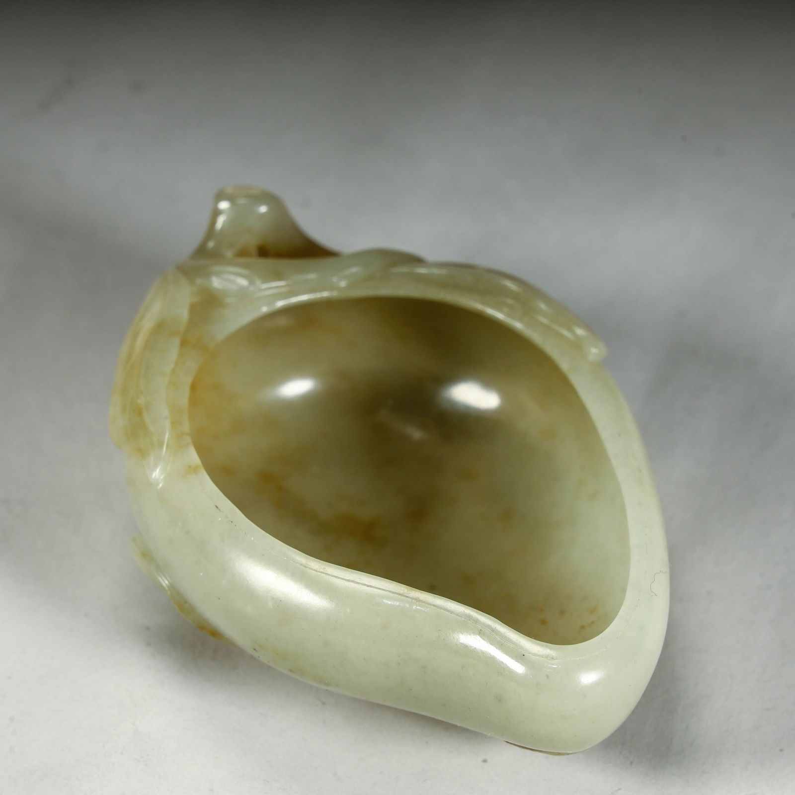 A Qing Dynasty longevity peach-shaped pen wash: Qing Dynasty's longevity peach-shaped pen wash SIZE:H:4cm L: 10.5cm W:7cm W:108g (The Dimensions Of All Batches Are Manually Measured.If You Need More Detailed Information, Please
