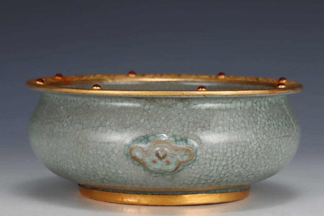 A stone bowl engraved with an ice flake pattern gold chisel of the Ru kiln in the Song Dynasty (1 of 4)