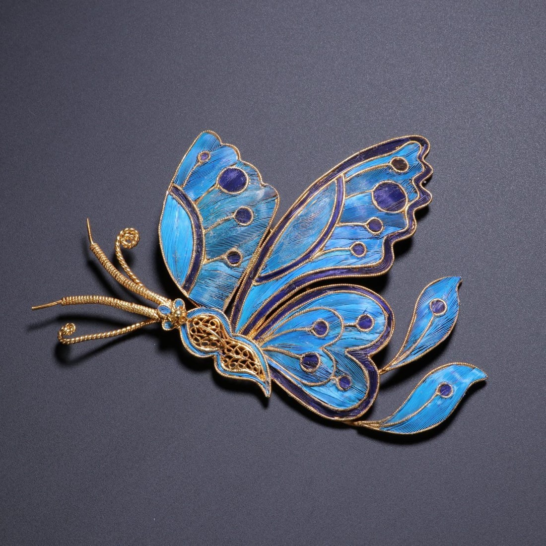 A Qing Dynasty court emerald butterfly brooch (1 of 5)