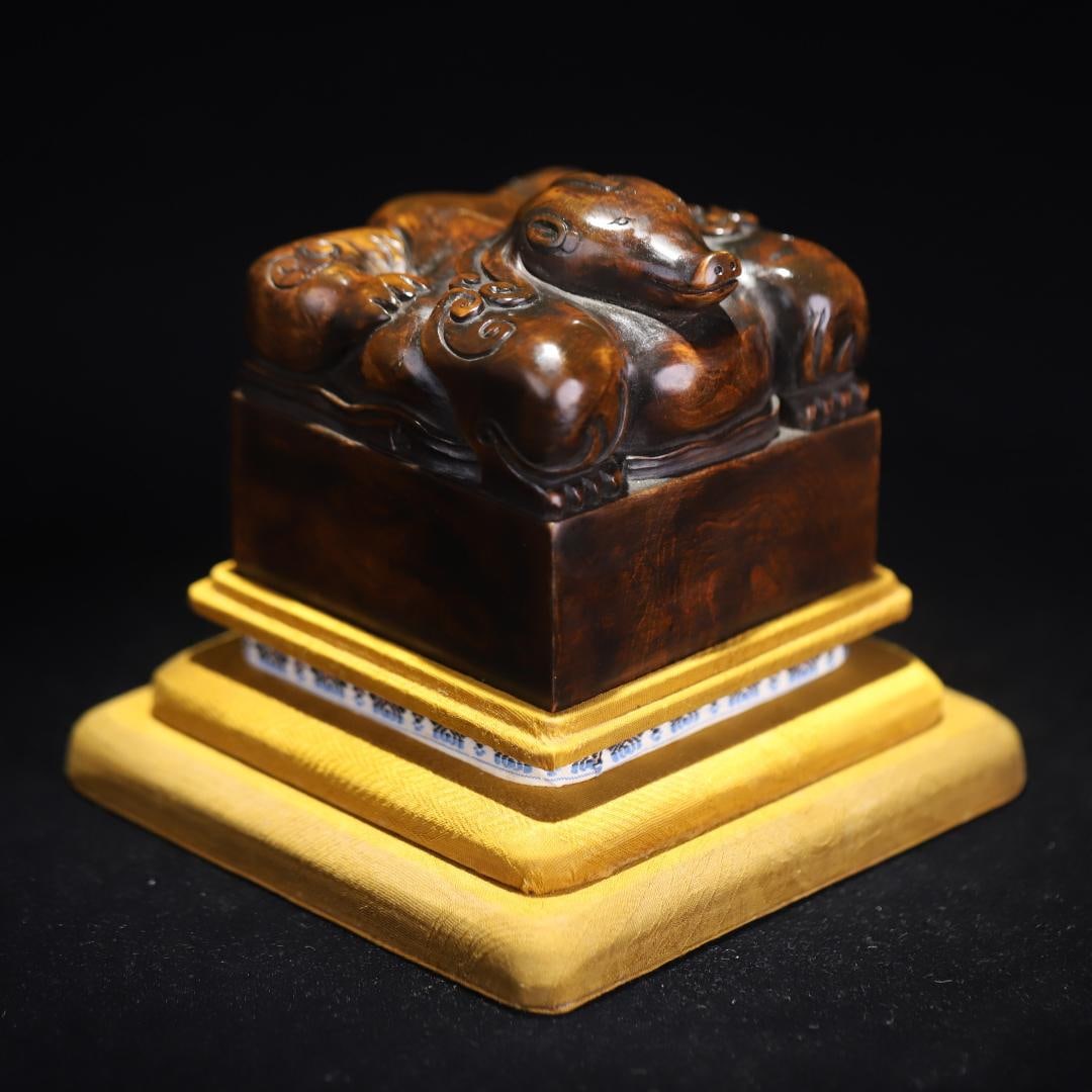 A Qing Dynasty Huanghuali beast button seal: The Huanghuali beast button seal of the Qing Dynasty Size:H:8.9x9.25x9.3cmW:0.5688kg (The Dimensions Of All Batches Are Manually Measured.If You Need More Detailed Information,