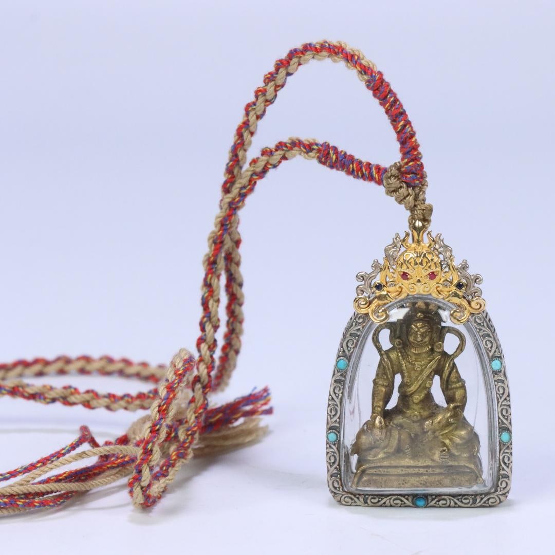 A copper-gilt yellow material god inch Buddha Gawu box of the Qing Dynasty: Qing Dynasty copper gilt yellow material god inch Buddha Gawu box Size:5.2x3.25x1.9cm W:0.032kg (The Dimensions Of All Batches Are Manually Measured.If You Need More Detailed Information, Please Conta