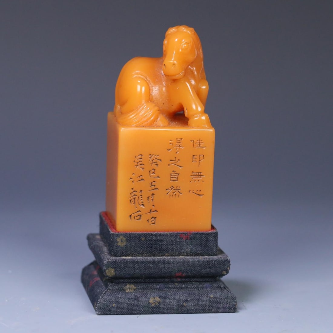 A beautiful dragon stone style Tian Huangshi horse button seal (1 of 10)