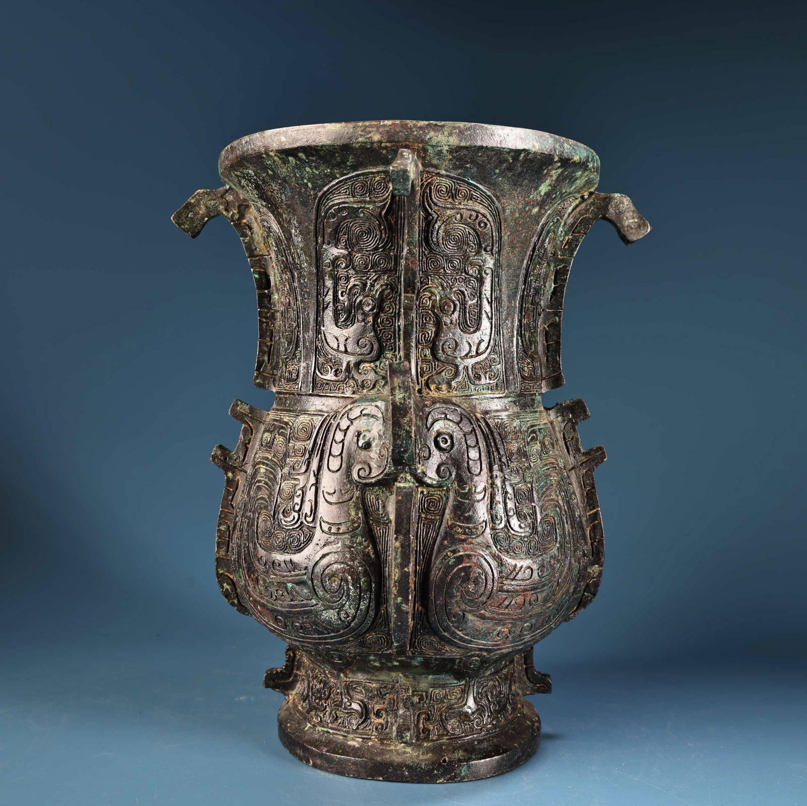 A fine bronze bird print jar: Exquisite bronze bird print jars Size:2.2kgH:24cmW:20cm (The Dimensions Of All Batches Are Manually Measured.If You Need More Detailed Information, Please Contact Our Customer Service Before Bidding.)