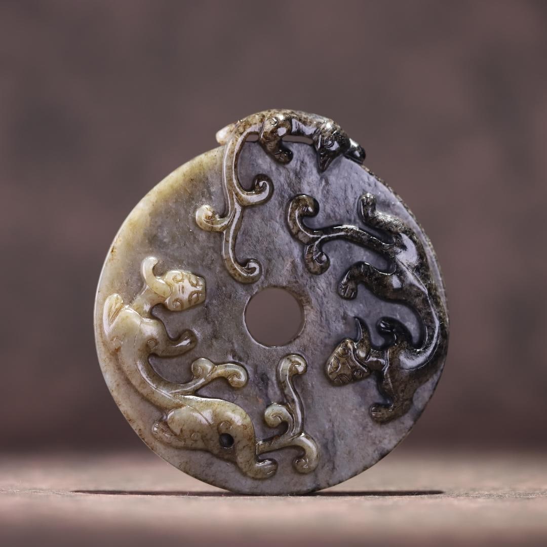 A Han Dynasty Hetian jade high-relief dragon pattern out of the outline: The Han Dynasty's Hetian jade high relief dragon pattern is out of the outline Size:8.3x7.65x1.2cmW:0.106kg (The Dimensions Of All Batches Are Manually Measured.If You Need More