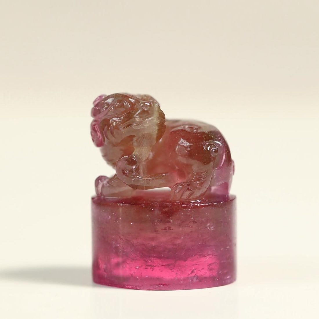 A two-color tourmaline beast button seal of the Qing Dynasty: The two-color tourmaline beast button seal of the Qing Dynasty (The Dimensions Of All Batches Are Manually Measured.If You Need More Detailed Information, Please Contact Our