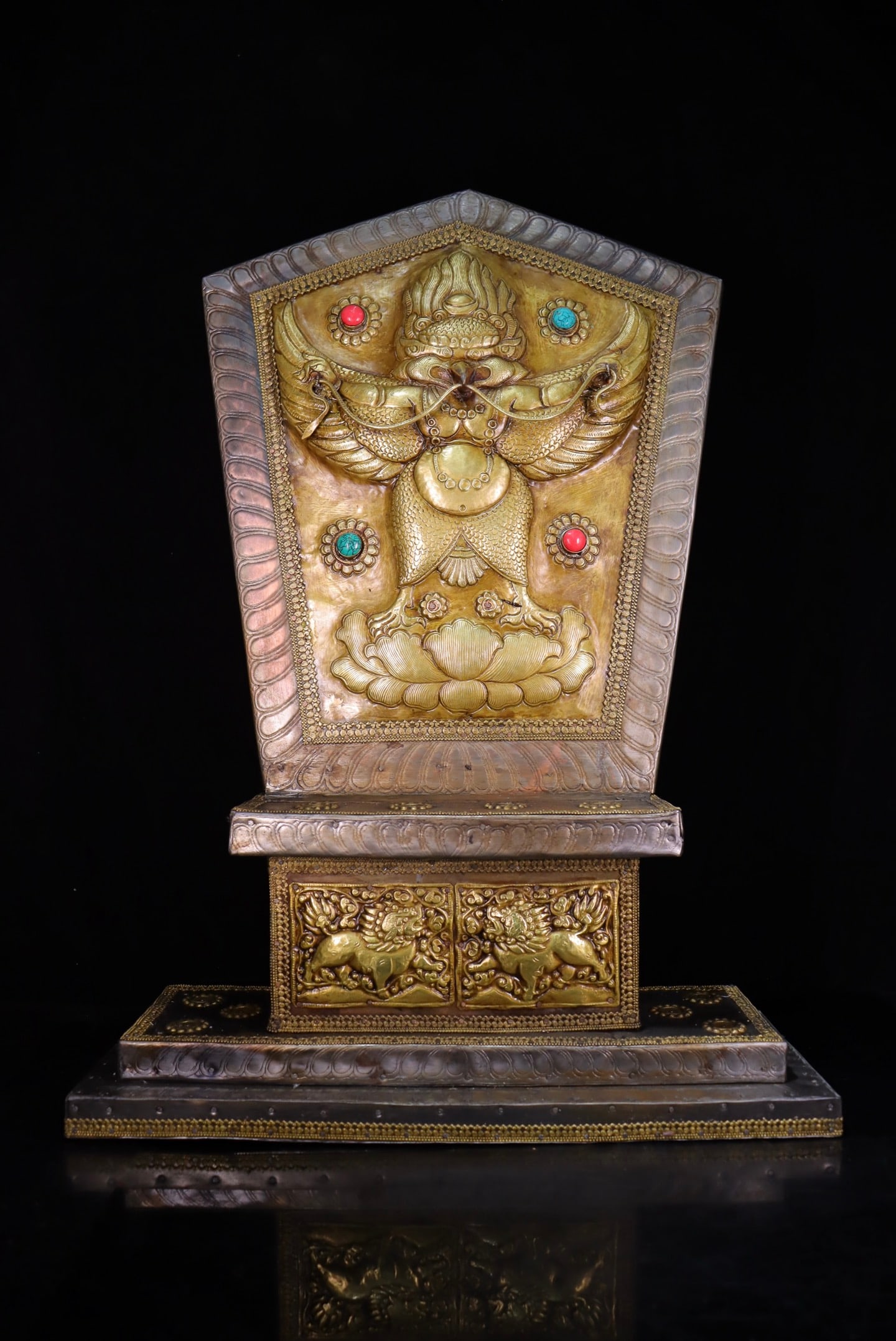 A beautiful heavenly iron inlaid copper gilt roc golden-winged bird offering plate throne ornament: Exquisite Tian Tie inlaid copper gilt Dapeng Golden Winged Bird Offering Throne Ornament Size:L:51cmW:20cmH:66cm (The Dimensions Of All Batches Are Manually Measured.If You Need