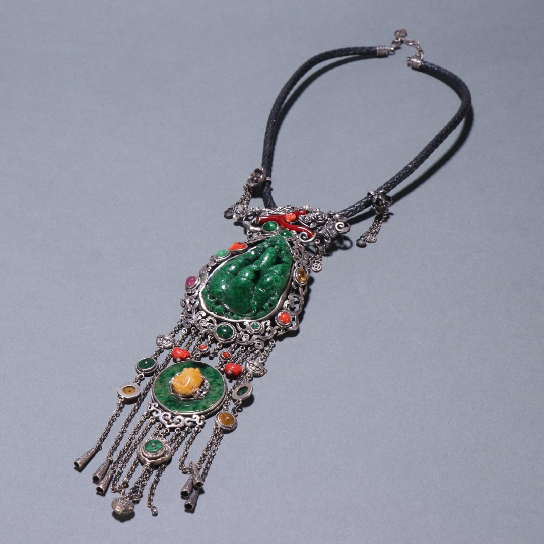 A sterling silver jade necklace from the Qing Dynasty: Qing Dynasty sterling silver inlaid jade necklace Size:0.157kgL:20cmW:5.8cm (The Dimensions Of All Batches Are Manually Measured.If You Need More Detailed Information, Please