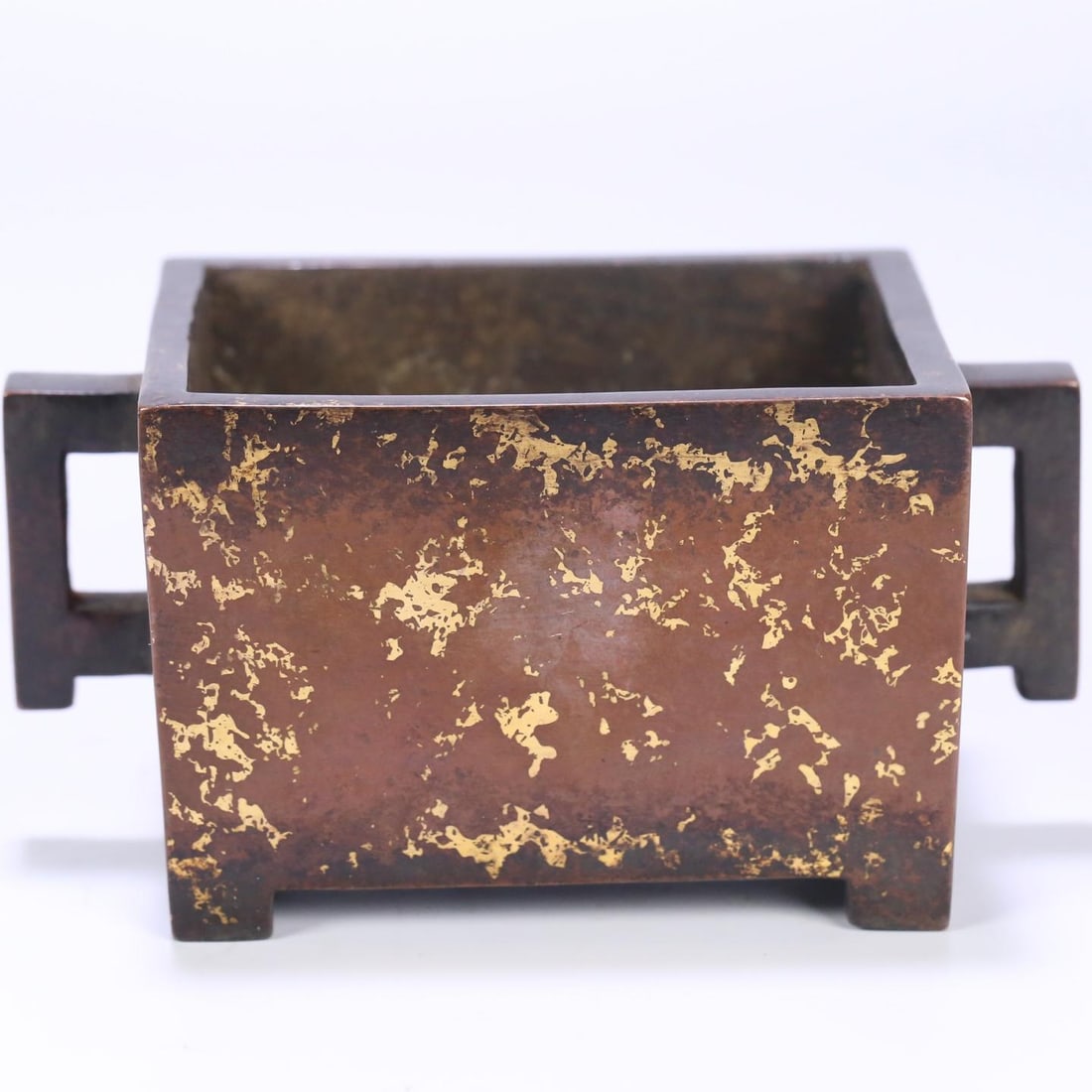 A Ming Dynasty Zhan's furnace model sprinkled with gold shell manger copper incense burner: Ming Dynasty's Zhan's furnace model sprinkled with gold shell manger copper incense burner Size:Size:13.7x8.2x7cm W:1.2627kg (The Dimensions Of All Batches Are Manually Measured.If