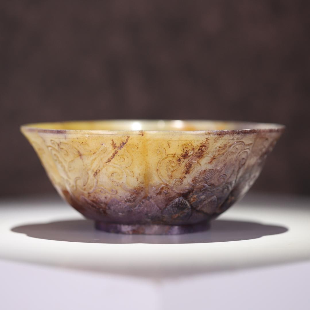 An ancient jade phoenix bird flower mouth bowl from the Han Dynasty: The ancient jade phoenix bird flower mouth bowl of the Han Dynasty Size: W:0.5233kg H: 8.5cmx16.6cm (The Dimensions Of All Batches Are Manually Measured.If You Need More Detailed