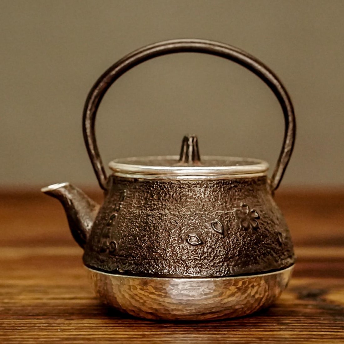 A fine piece of iron-clad silverware: Exquisite iron-clad silverware Size:PotD:11cmxH:9.5cm (The Dimensions Of All Batches Are Manually Measured.If You Need More Detailed Information, Please Contact Our Customer Service