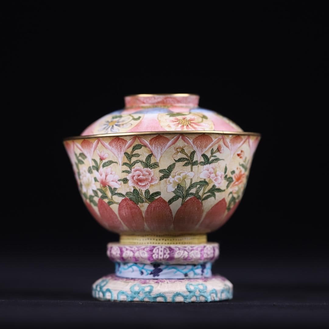 An enamel floral pattern bowl made in the Qianlong period of the Qing Dynasty: Qing Dynasty Qianlong year enamel floral pattern gaiwan Size: W:0.3162kg H: 8.5cmx10.8cm (The Dimensions Of All Batches Are Manually Measured.If You Need More Detailed Information,