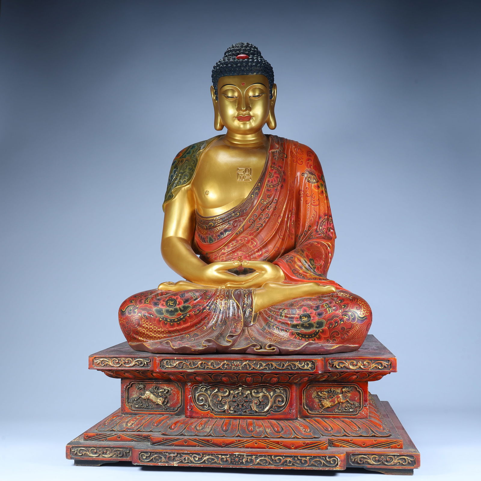 A wood-carved gilt statue of Shakyamuni Buddha from the Qing Dynasty: Qing Dynasty wood carving gilt statue of Shakyamuni Buddha Size: H:65cm L: 47cm W:35.5cm W:14.8kg (The Dimensions Of All Batches Are Manually Measured.If You Need More Detailed