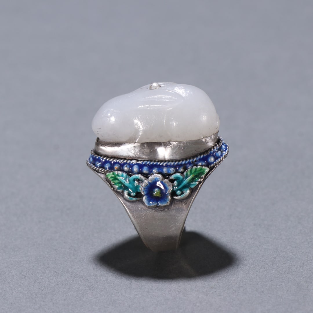 A pure silver inlaid Hetian jade rabbit ring from the Qing Dynasty: Qing Dynasty sterling silver inlaid Hetian jade jade rabbit ring Size:0.0205kgW:3.8cmx3.15cm (The Dimensions Of All Batches Are Manually Measured.If You Need More Detailed