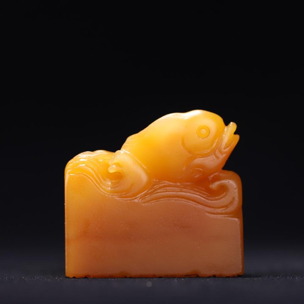 A Qing Dynasty Qiu Ziyuan Wang Xun seal in the cold friend society Shoushan Tian Huang Shizi mother: Qing Dynasty's Qiu Ziyuan Wang Xun seal in the cold friendship society Shoushan Tian Huang Shizi female fish button seal Size:4.8x1.5x4.5cmW:0.062kg (The Dimensions Of All Batches