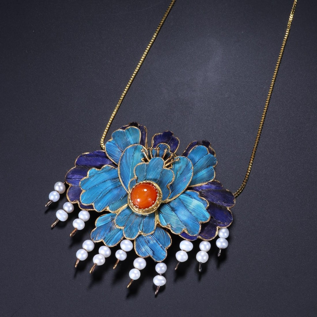 A beautiful dotted peony floral necklace: Exquisite dotted peony floral necklace SIZE: L: 5.5cm H:5.3cm (The Dimensions Of All Batches Are Manually Measured.If You Need More Detailed Information, Please Contact Our Customer Service Before Bid