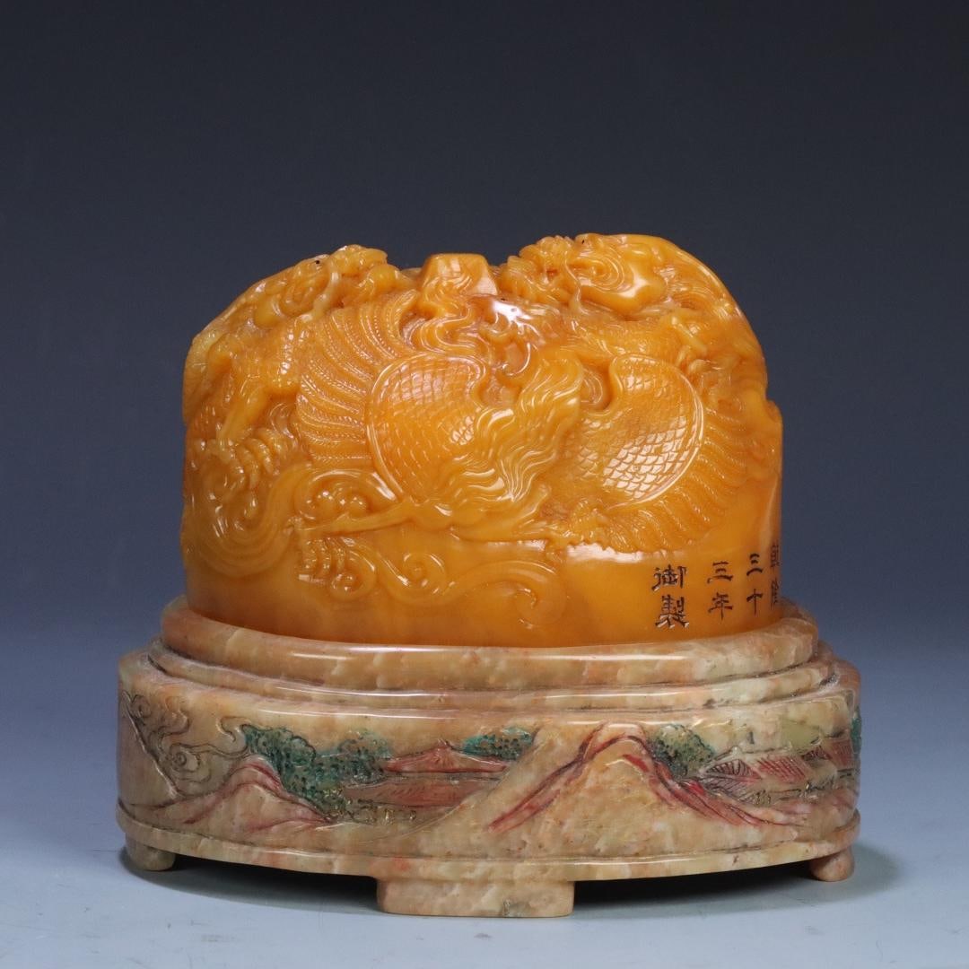 A Qing Dynasty Qianlong year system Shoushan Tian yellow dragon phoenix button seal: Qing Dynasty Qianlong year system Shoushan field yellow dragon phoenix button seal Size:seal6.88x7.8x10.42cmBottom13x9.9x4.7cmW:0.890kg (The Dimensions Of All Batches Are Manually